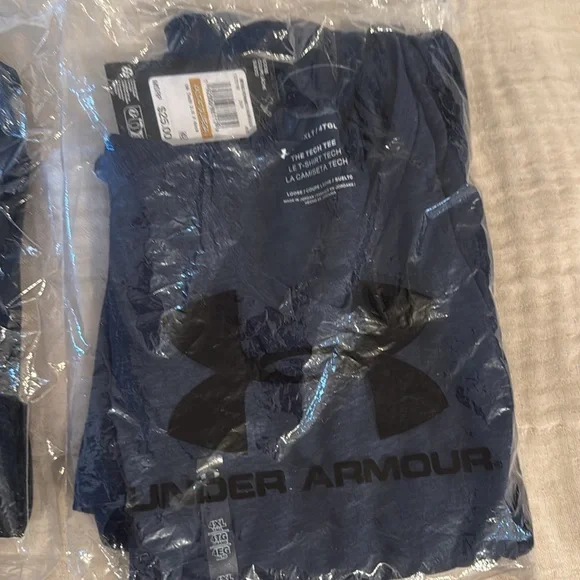 Lot of 2 NWT Under Armour Navy and black v neck tech t shirts. Short sleeve - Picture 3 of 5